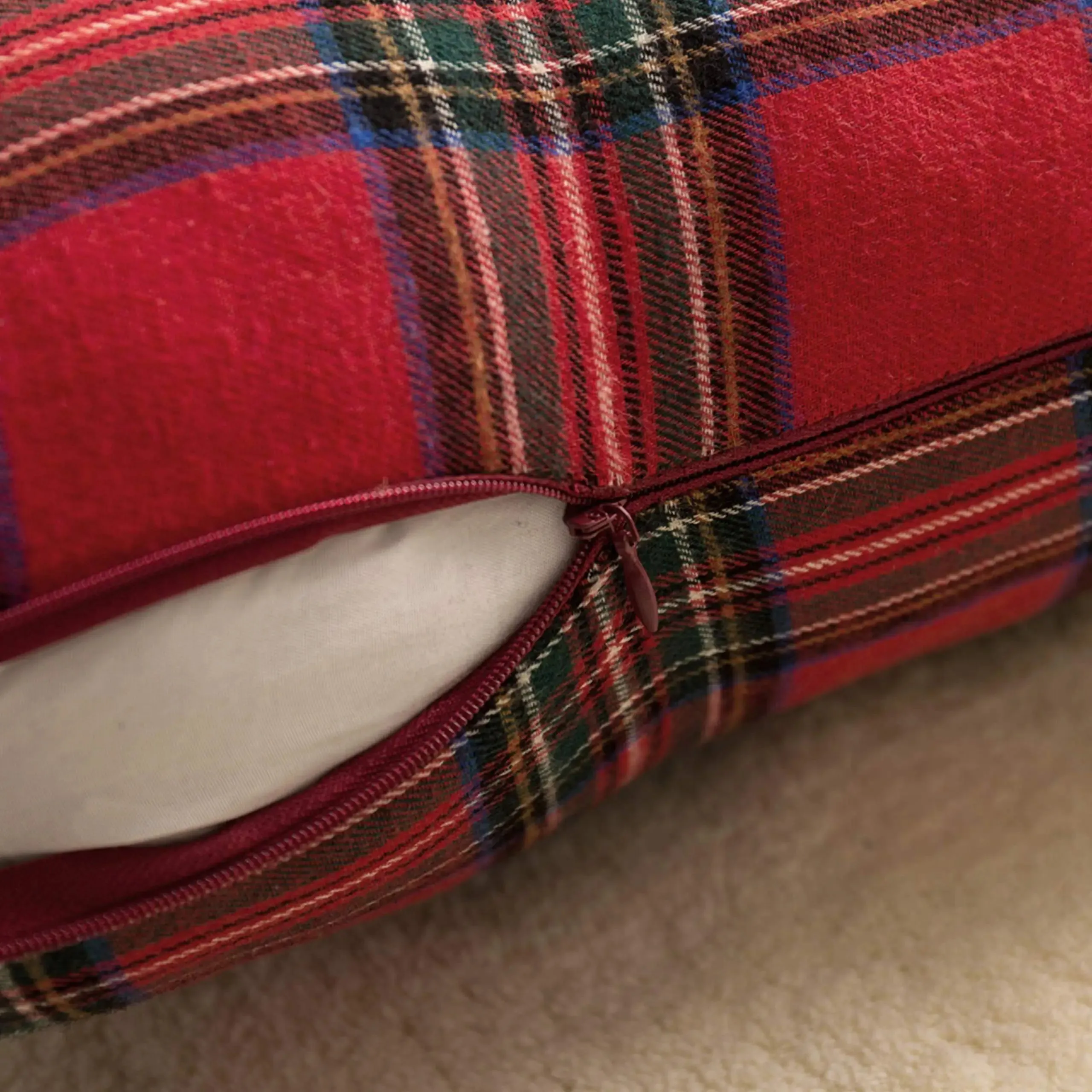 Coussin de Noel en tartan rouge