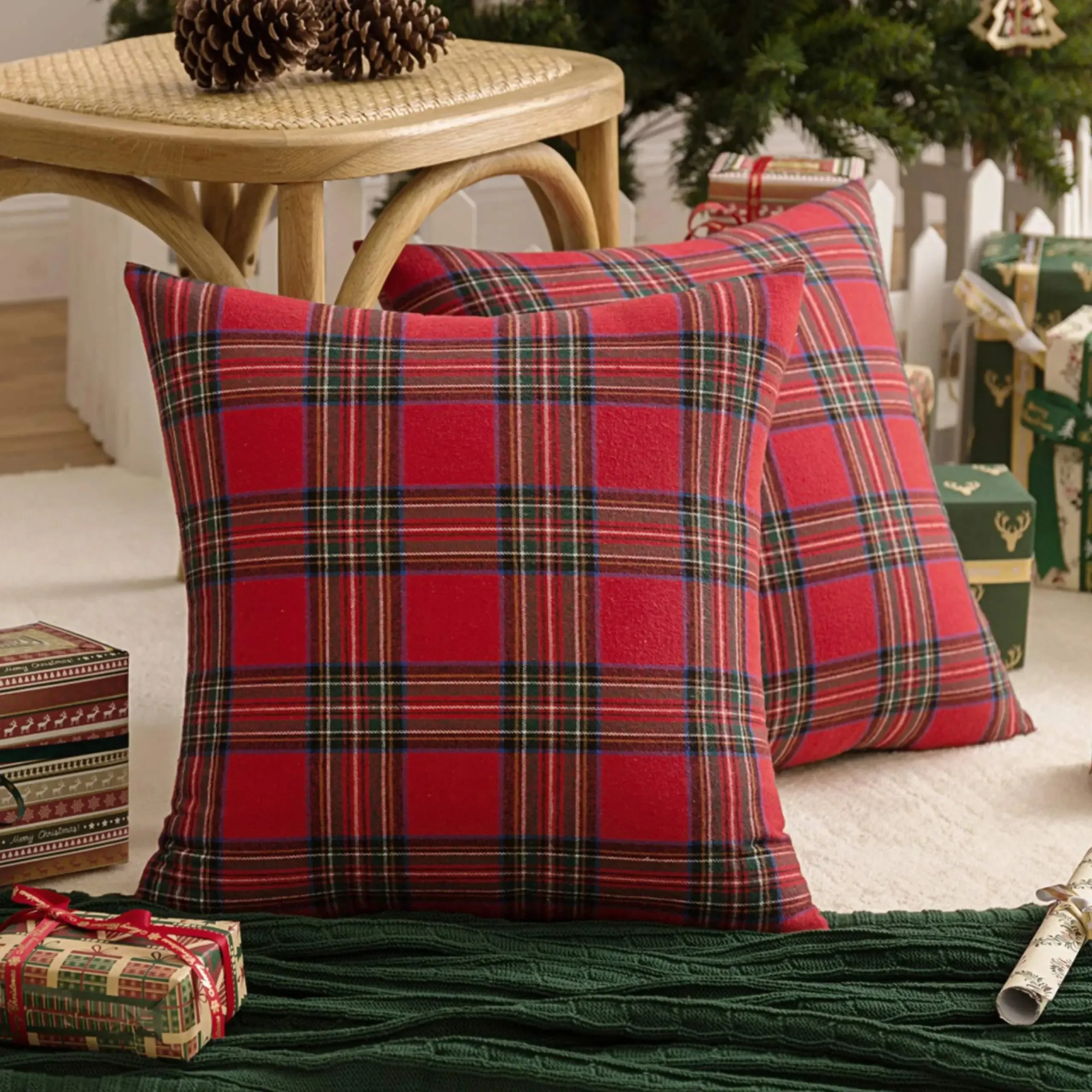 Coussin de Noel en tartan rouge