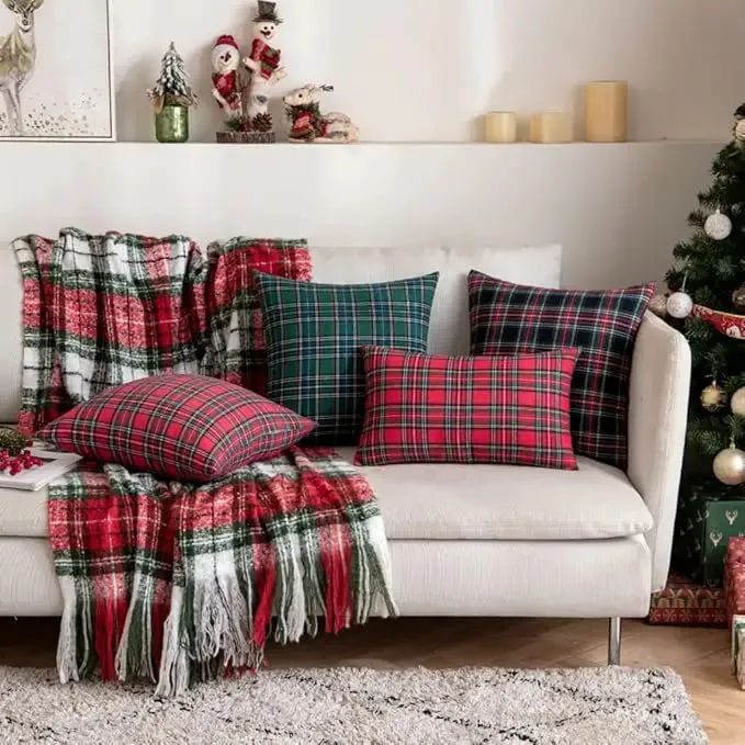 Coussin de Noel en tartan rouge