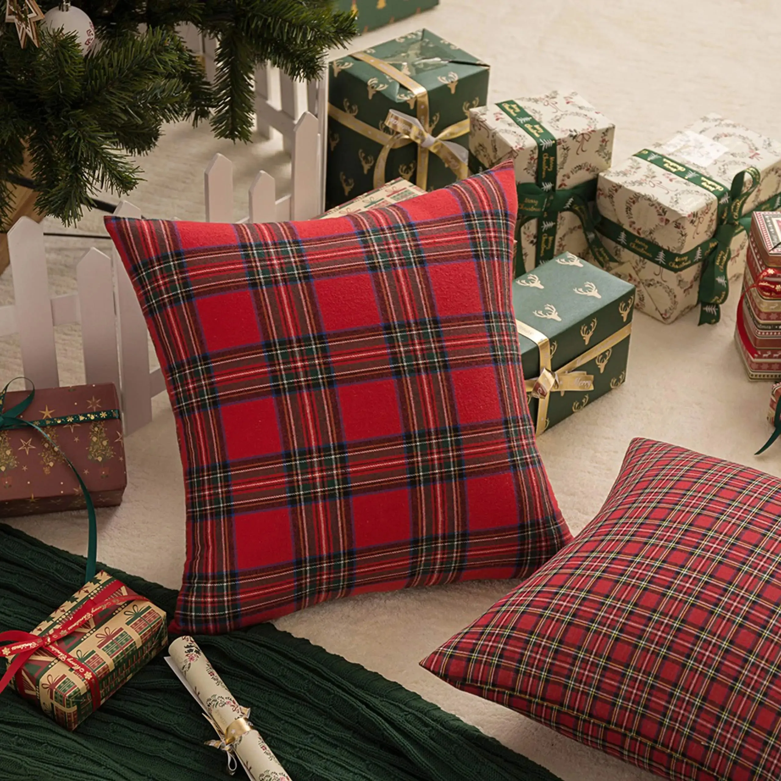 Coussin de Noel en tartan rouge