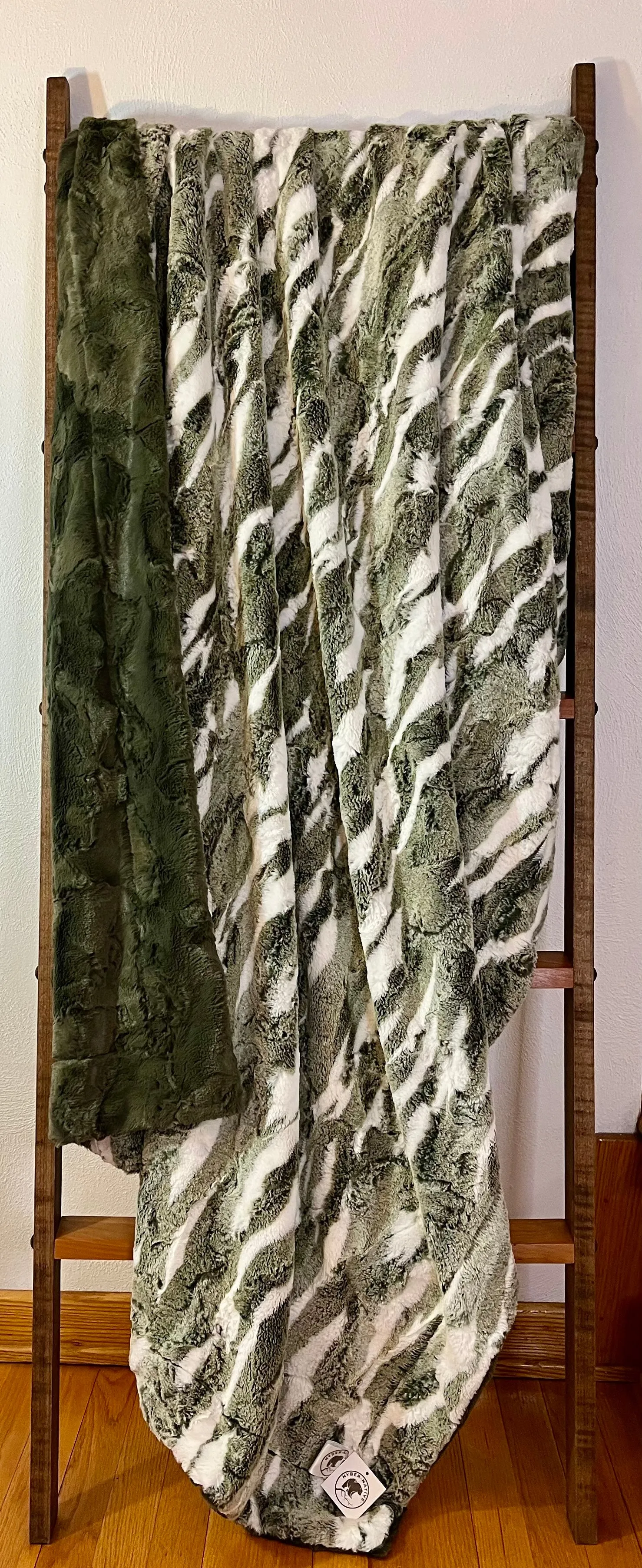 Frosted Himalayan Loden/Chive Hide Summit Throw